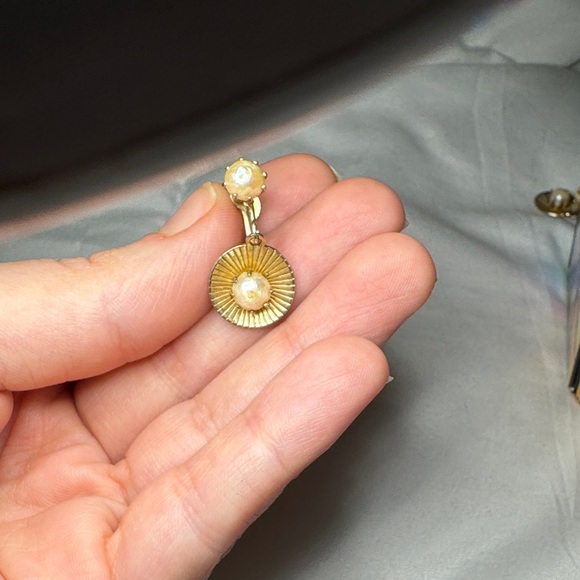 Elegant Vintage Gold Pearl Clip-On Earrings - Picture 3 of 5